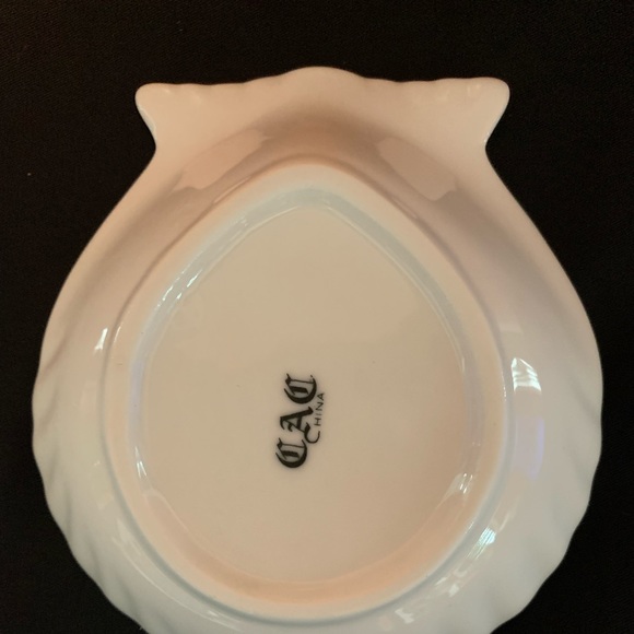 Bright White China Shell-Shaped Dish - Picture 2 of 14